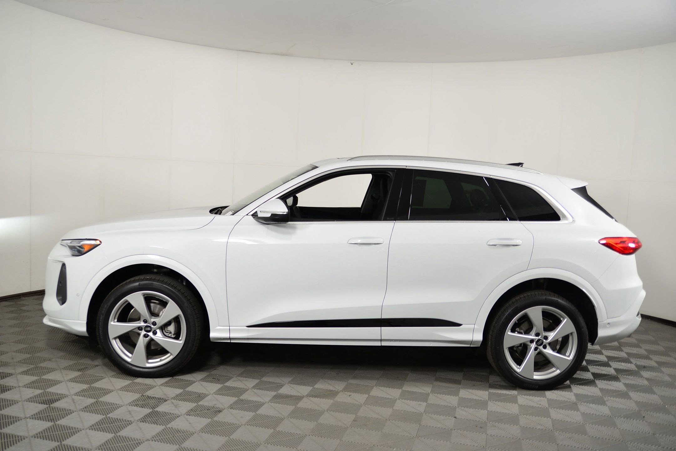 2025 Audi Q5 2.0T Premium Plus photo 2
