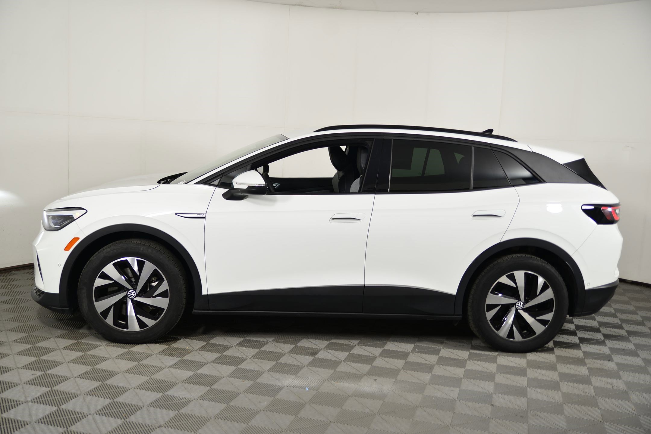 2024 Volkswagen ID.4 Pro photo 2