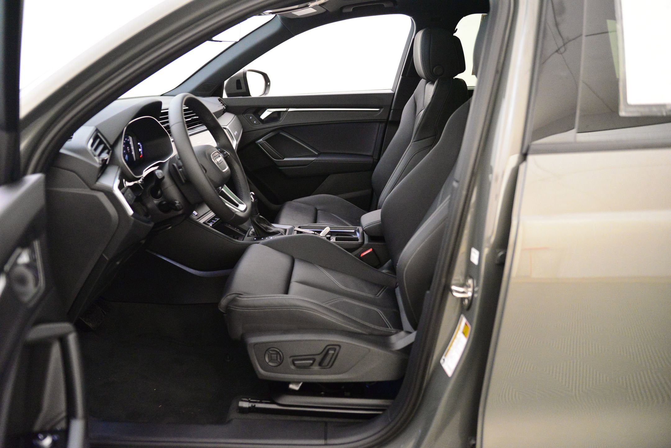 2025 Audi Q3 S line Premium photo 4