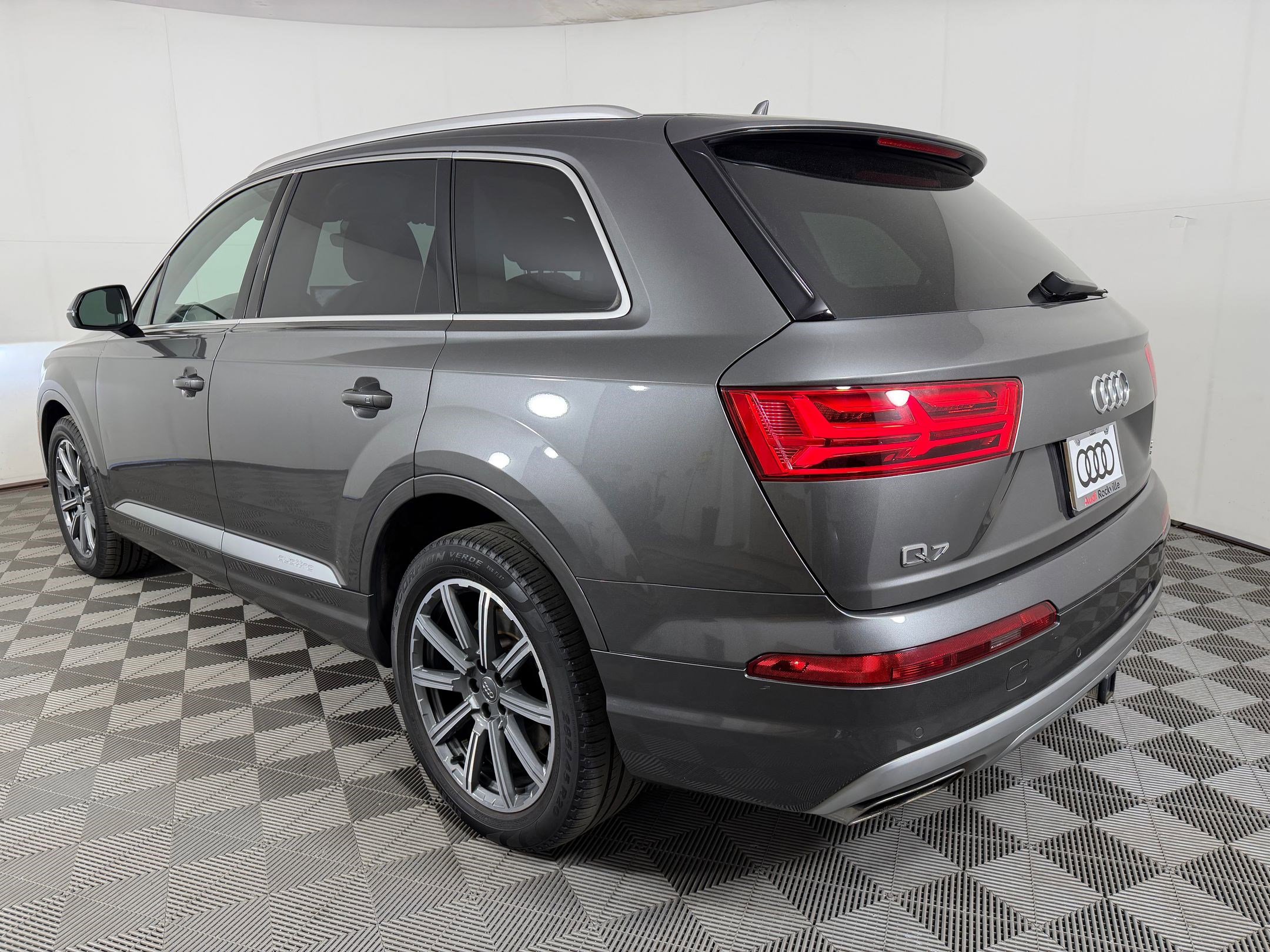 Q7 Premium Plus SUV