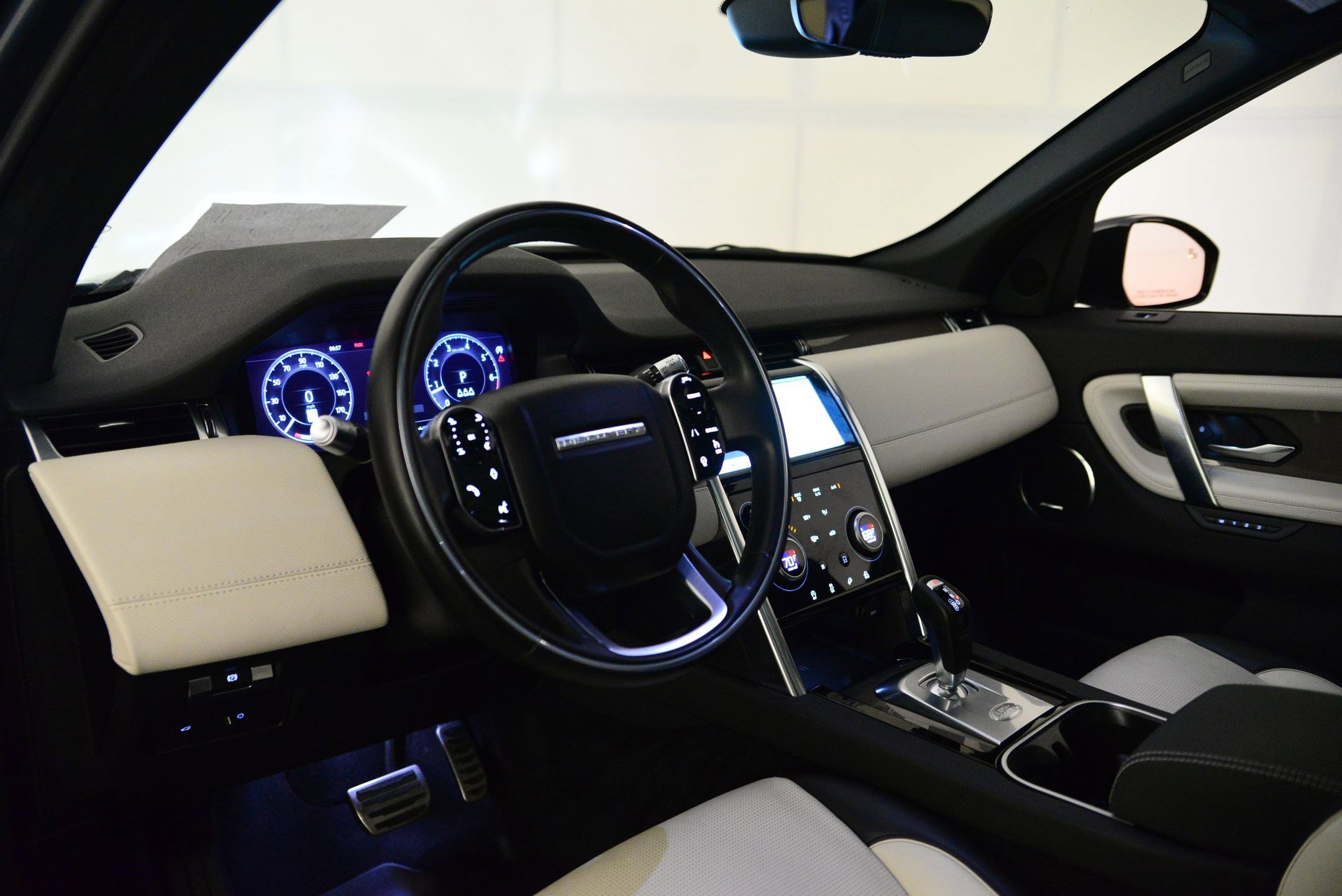 2020 Land Rover Discovery Sport SE R-Dynamic photo 3