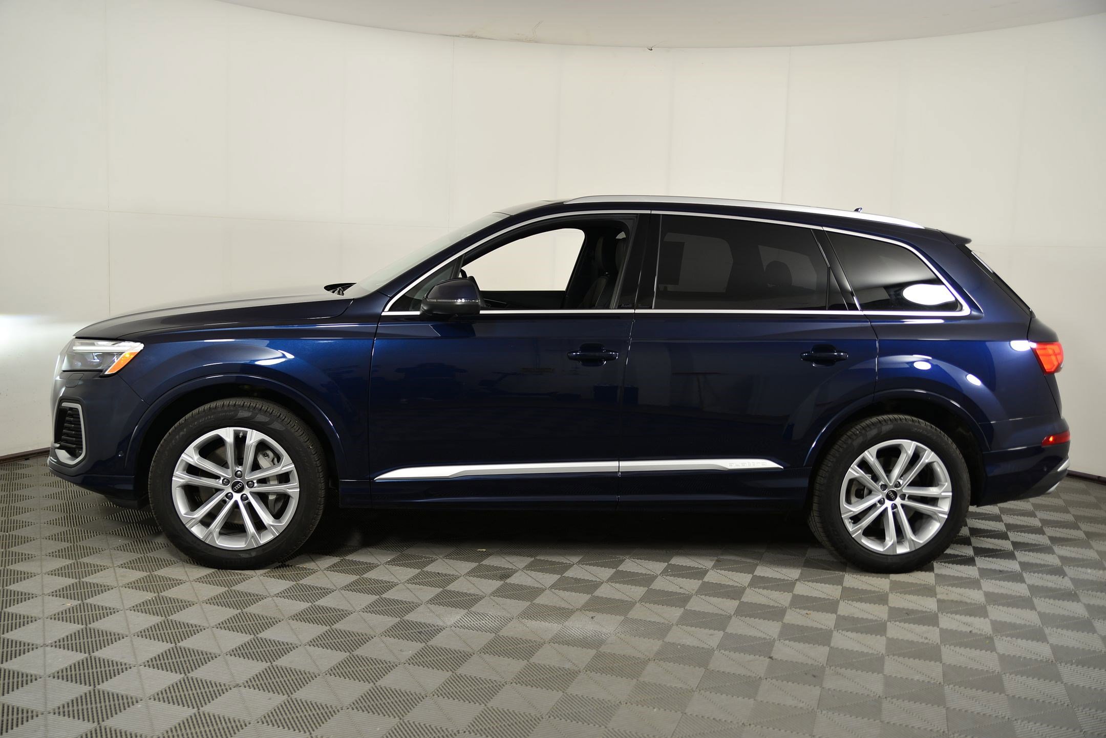 2025 Audi Q7 Premium Plus photo 2