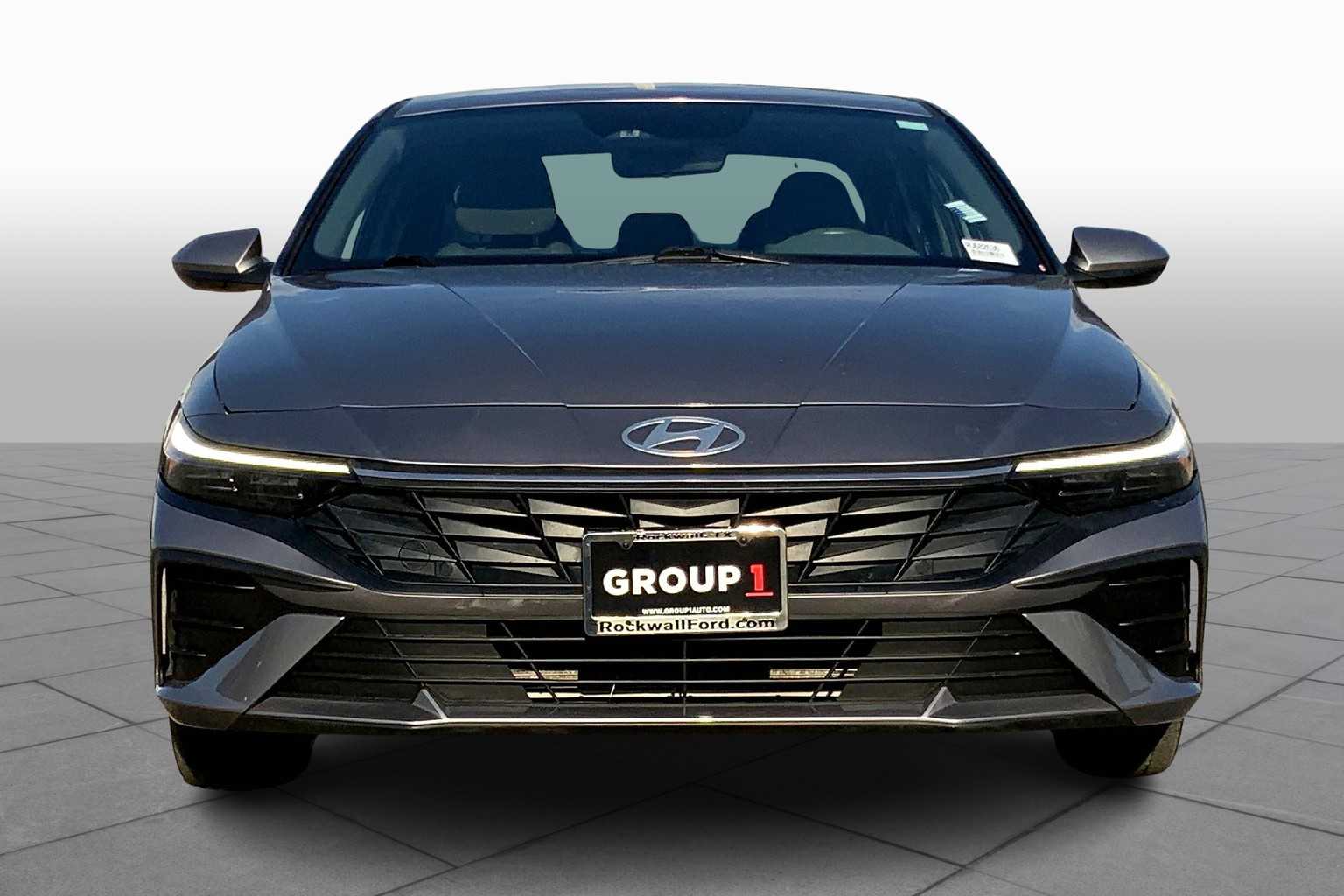 2024 Hyundai Elantra SEL photo 2