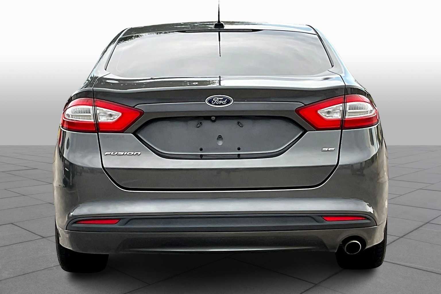 2016 Ford Fusion SE photo 3