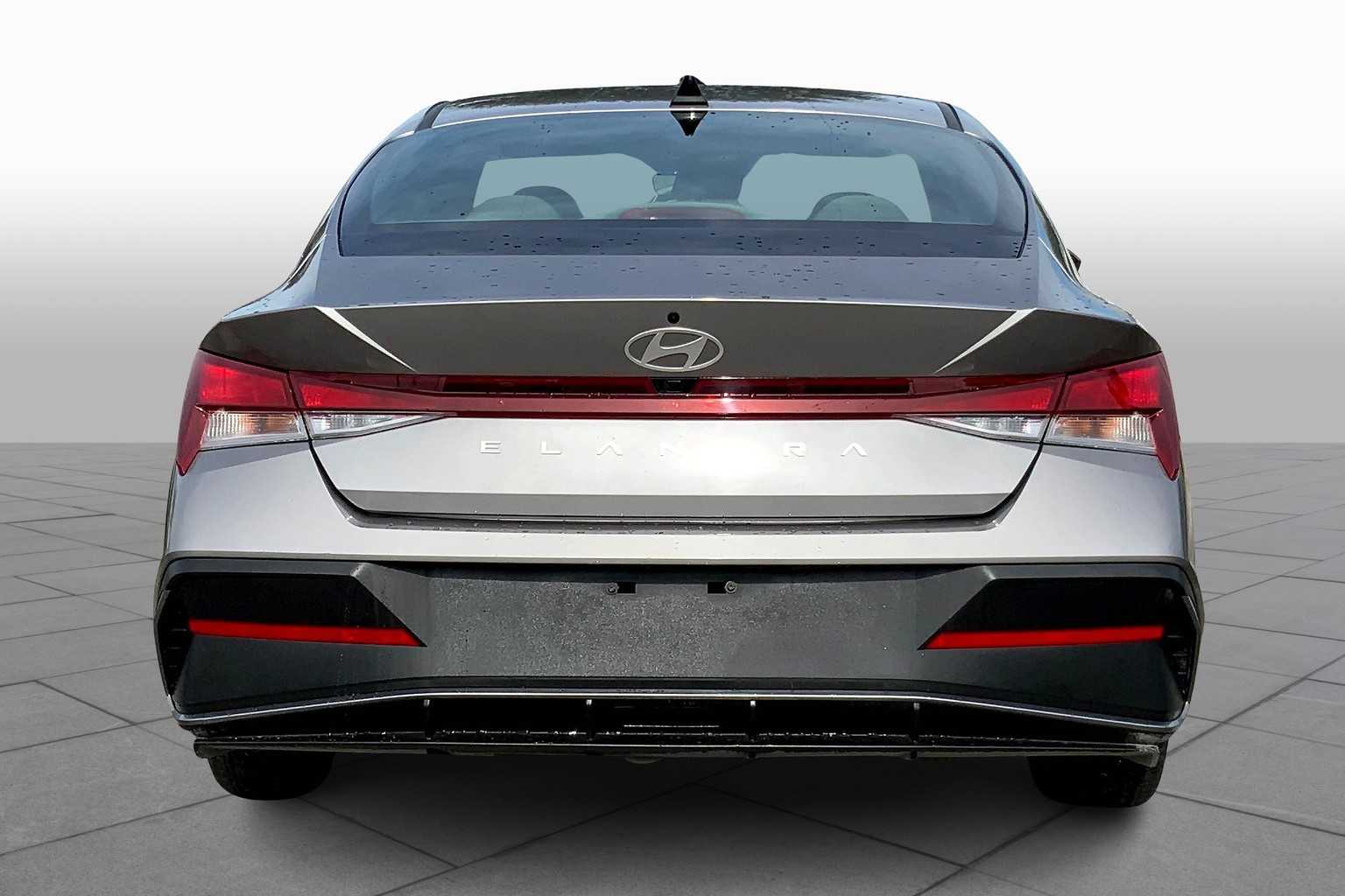 2024 Hyundai Elantra SEL photo 3