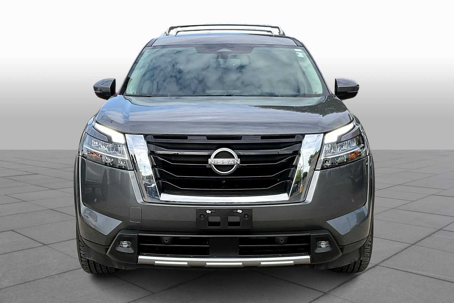 2022 Nissan Pathfinder SL photo 2
