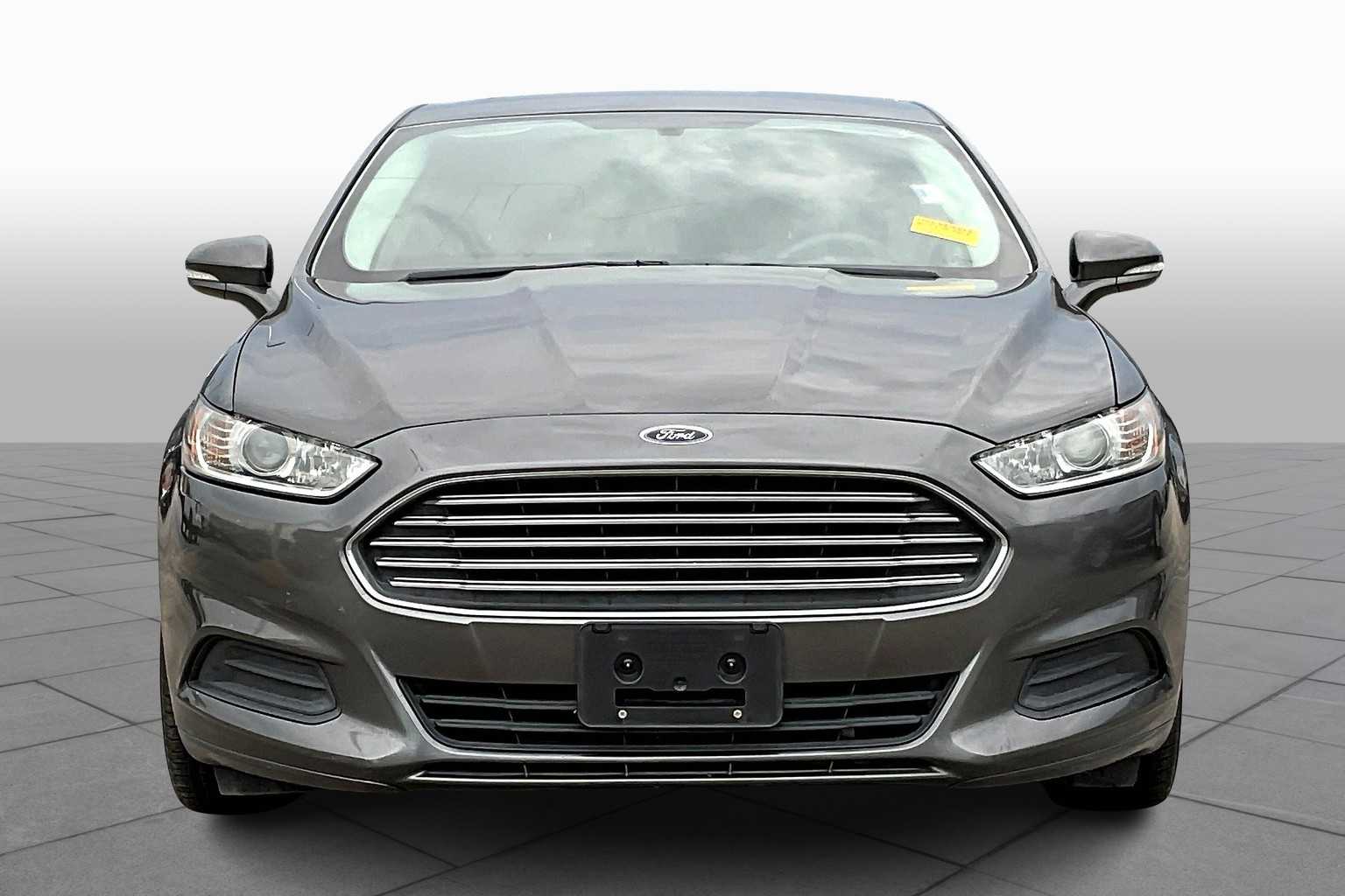 2016 Ford Fusion SE photo 2