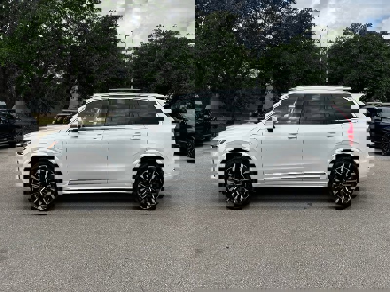 2025 Volvo XC90 T8 Plus photo 3
