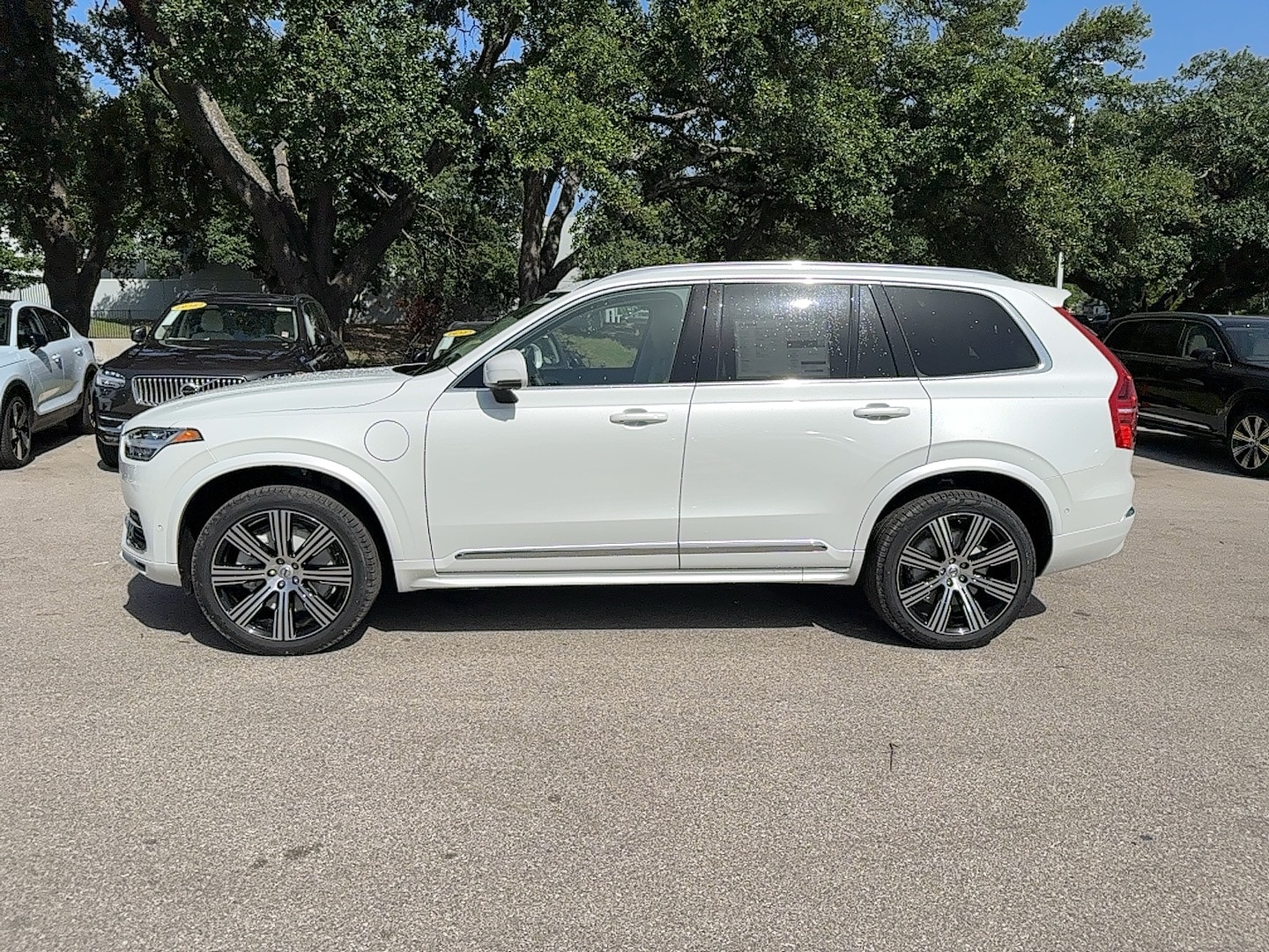 2025 Volvo XC90 Plus T8 photo 2