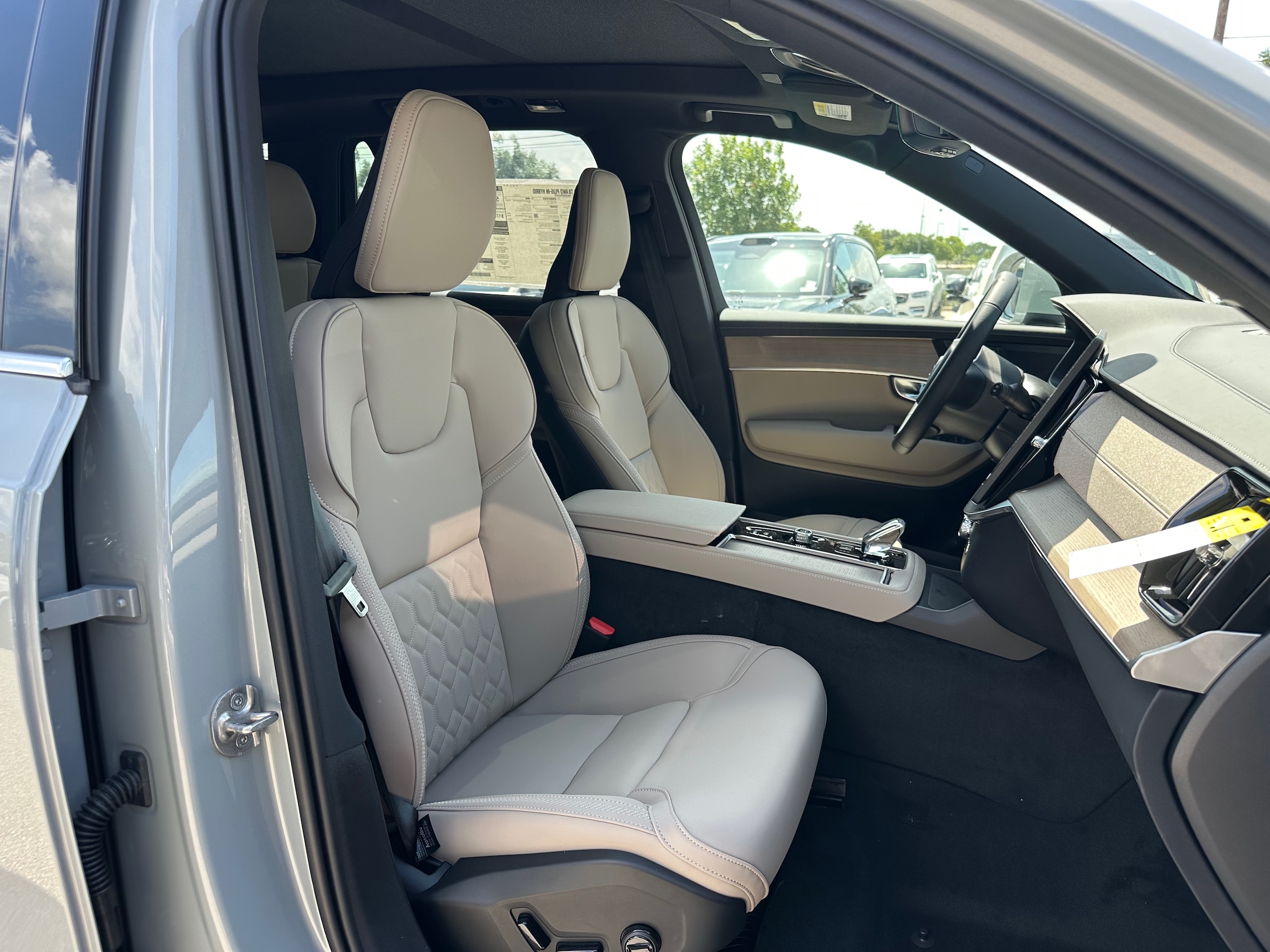 2026 Volvo XC90 Plus - Photo 8