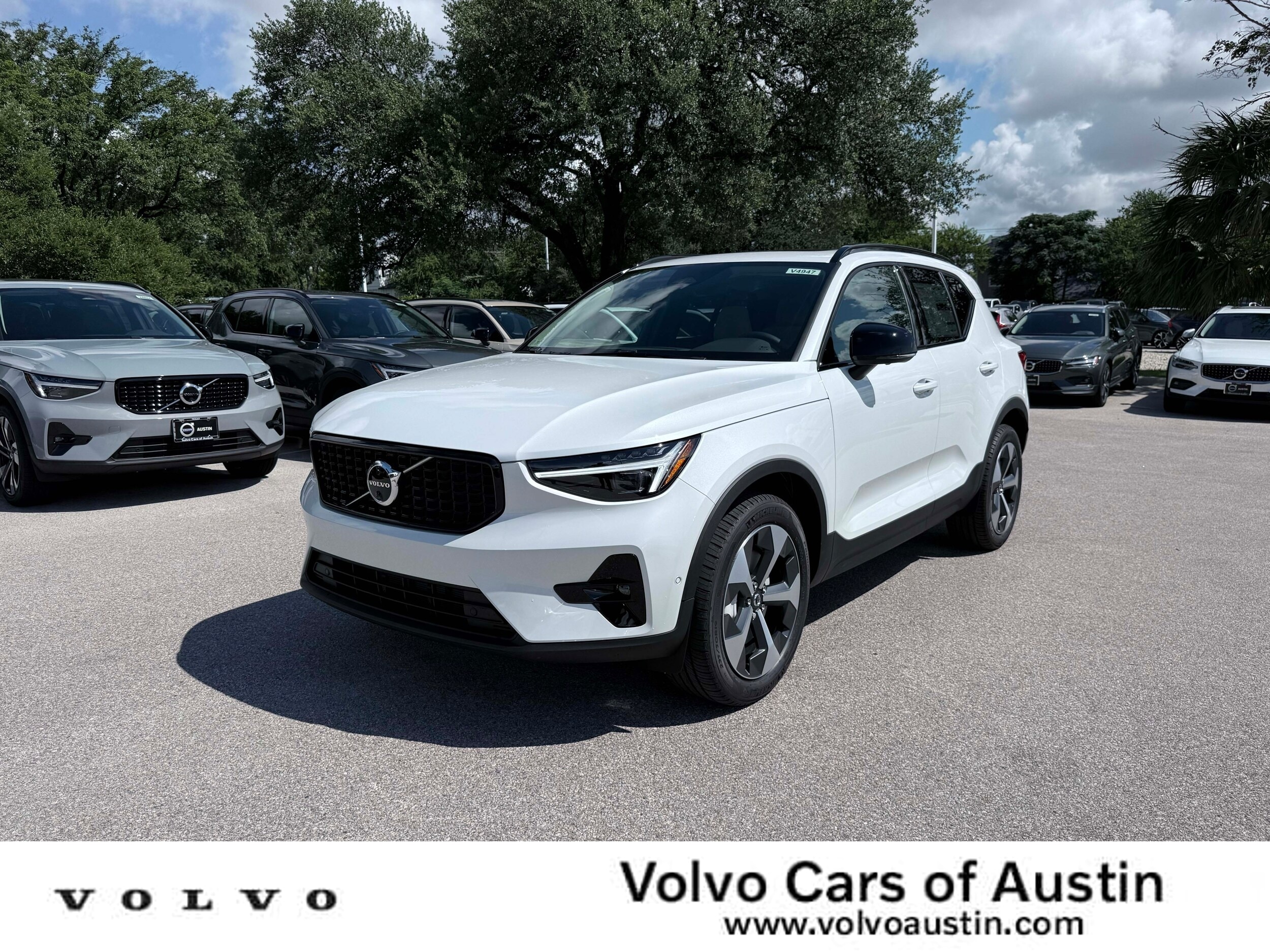 2026 Volvo XC40 B5 Plus Dark AWD's photo