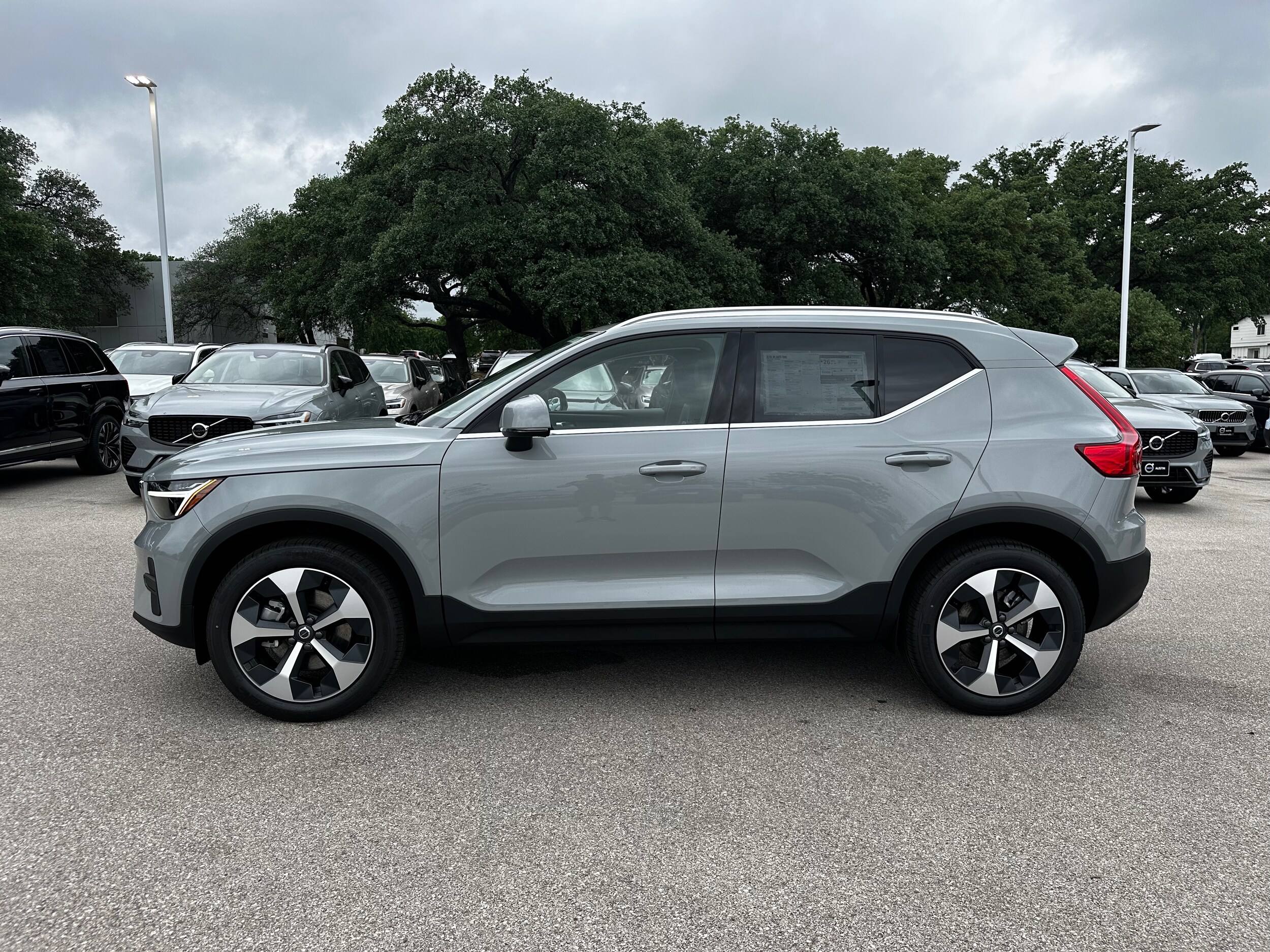 2025 Volvo XC40 Core photo 2