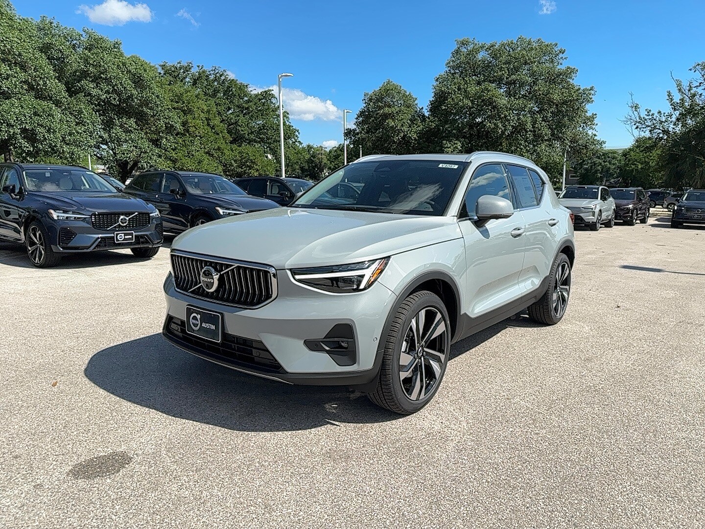 2025 Volvo XC40 photo 2