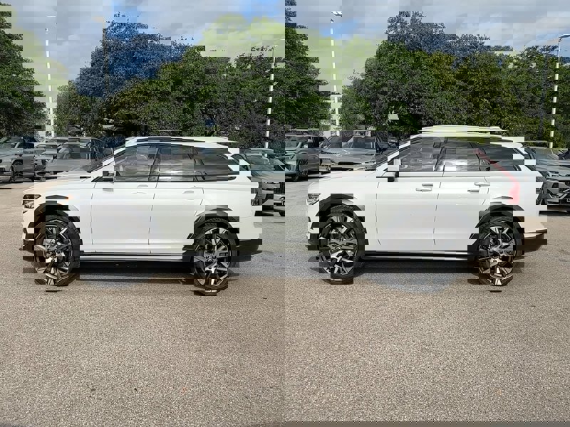 2025 Volvo V90 Cross Country B6 photo 3