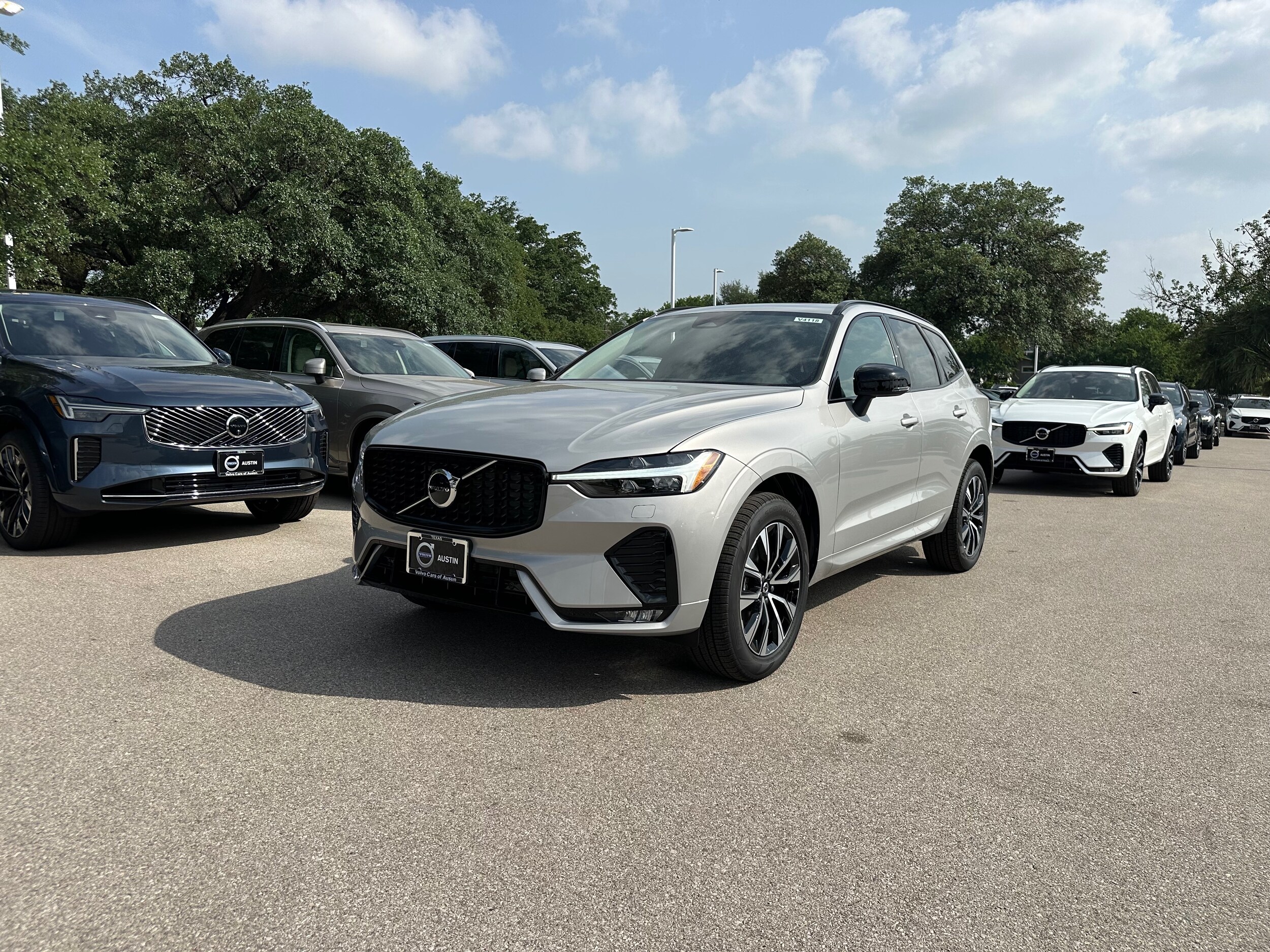 2025 Volvo XC60 B5 Core photo 2