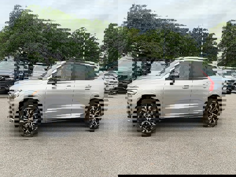 2025 Volvo XC60 B5 Plus photo 2