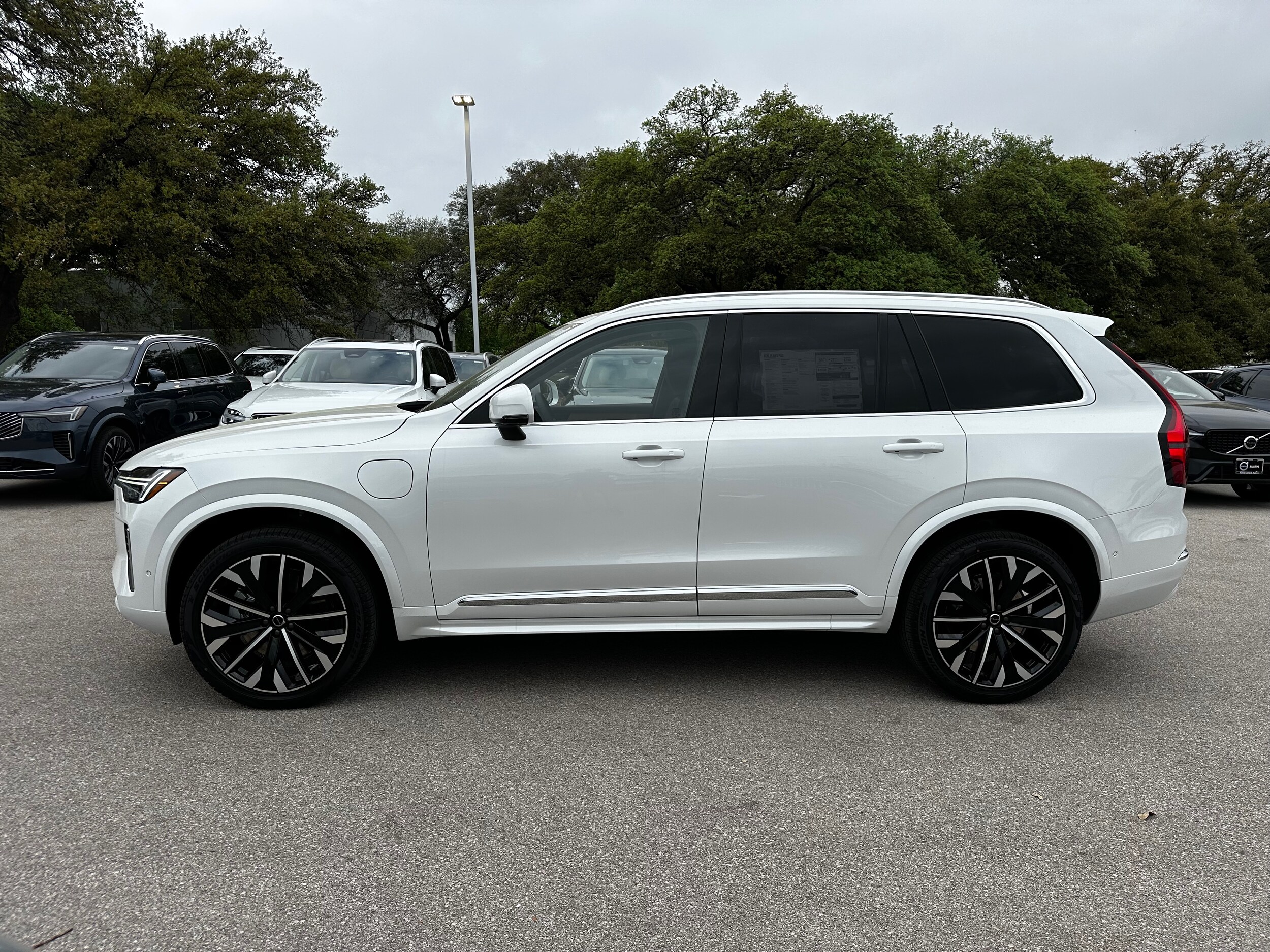 2025 Volvo XC90 Plus T8 photo 2