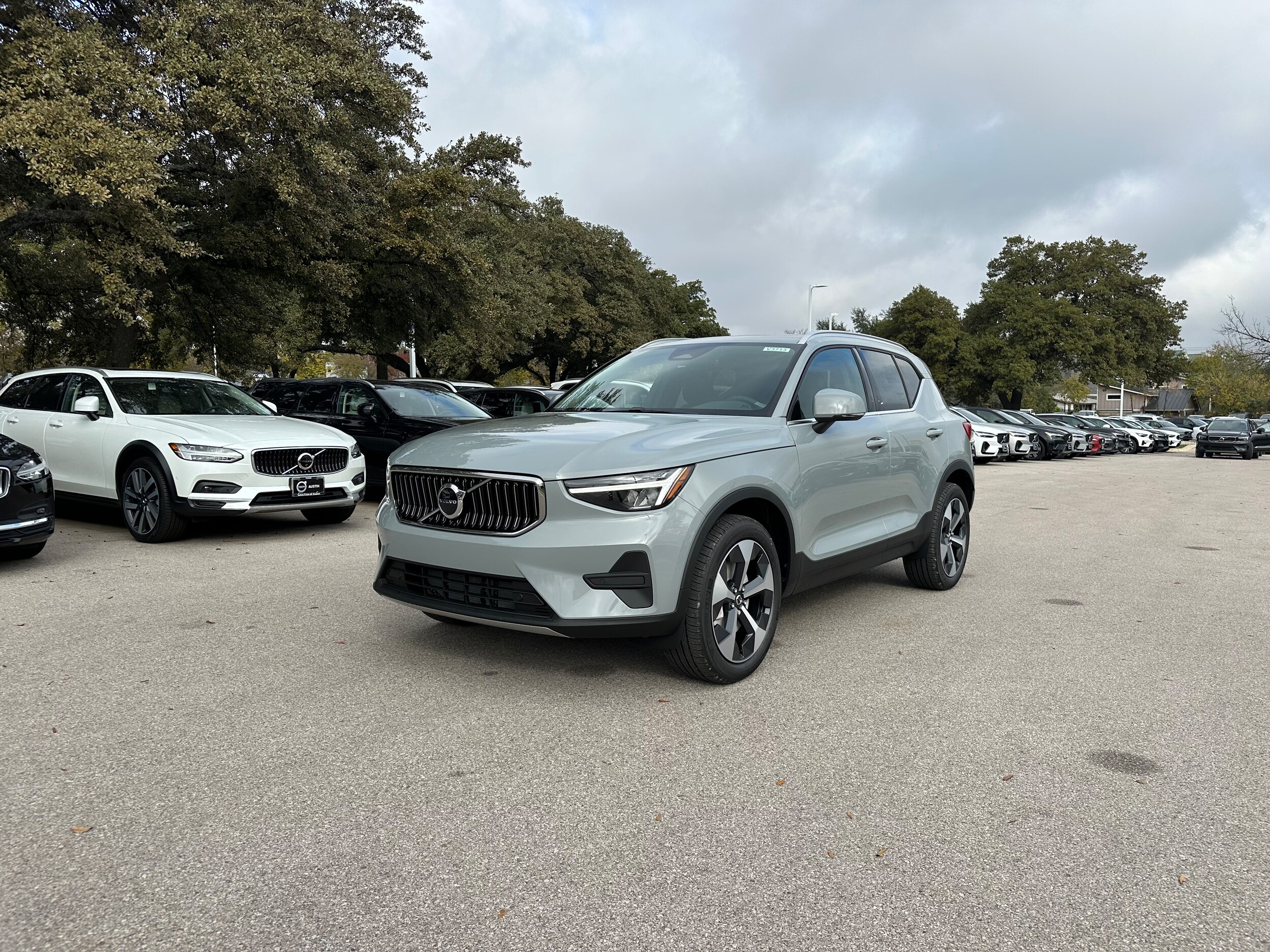 2025 Volvo XC40 Core photo 2