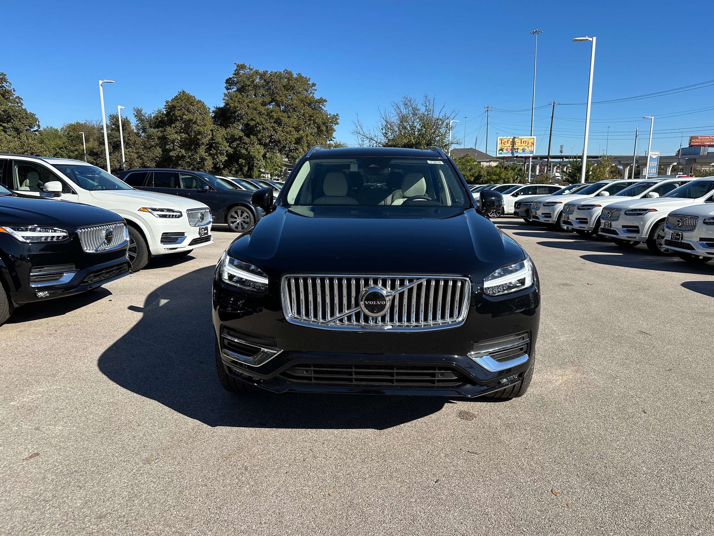 2025 Volvo XC90 Plus AWD photo 2
