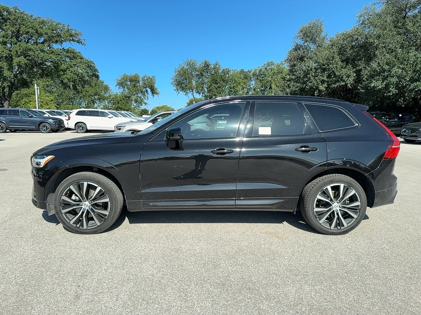 2023 Volvo XC60 B5 Plus photo 3