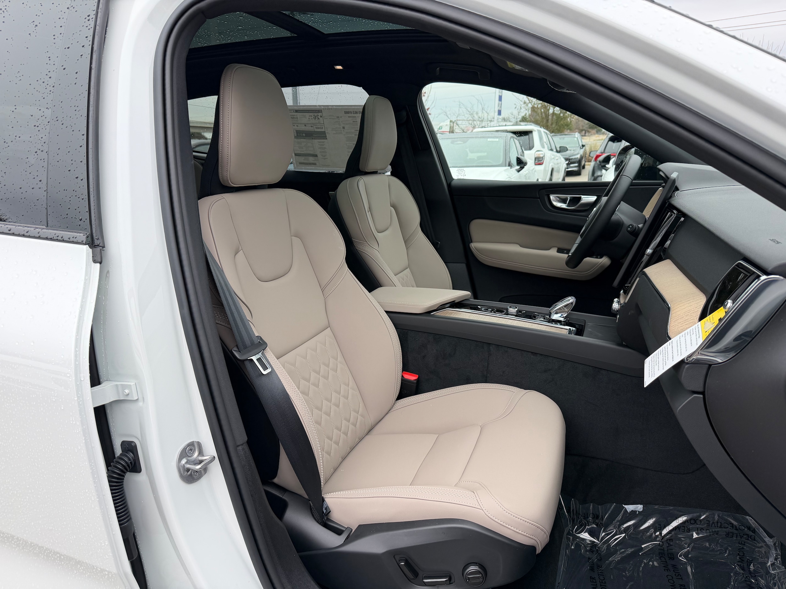 2026 Volvo XC60 Plus - Photo 8