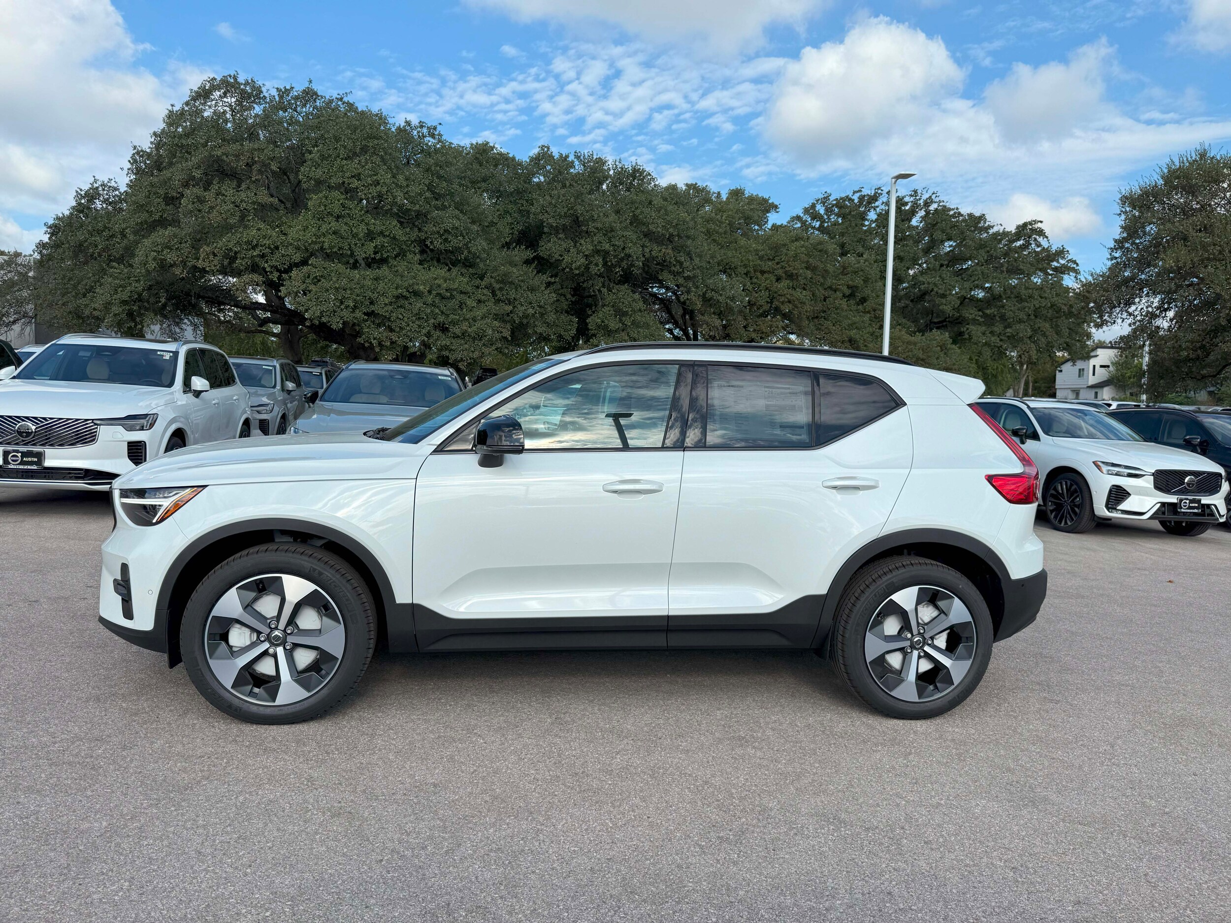 2026 Volvo XC40 Plus photo 3