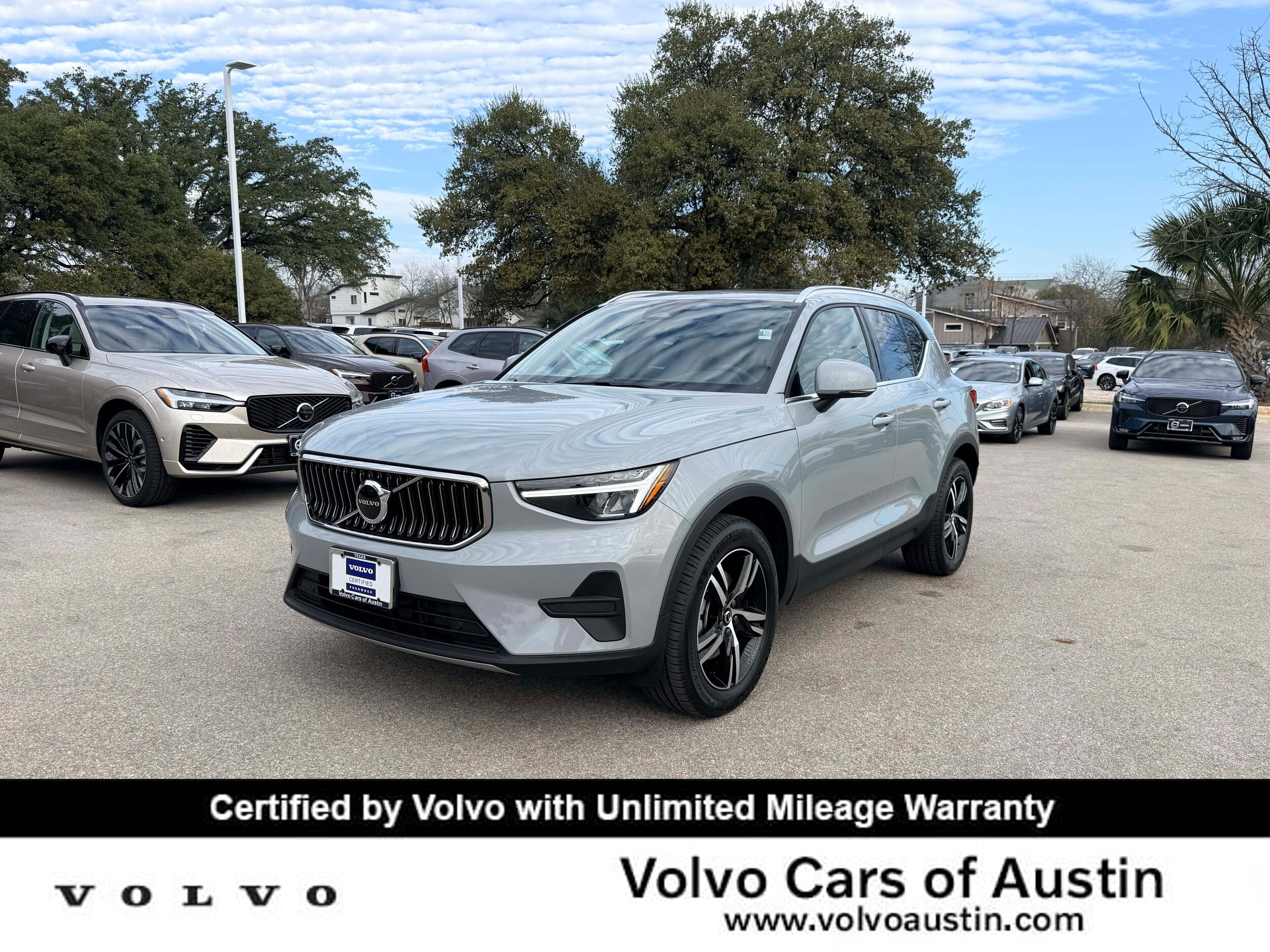 2025 Volvo XC40 Core's photo