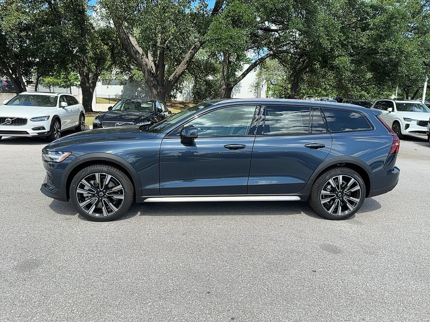 2025 Volvo V60 Cross Country B5 photo 2
