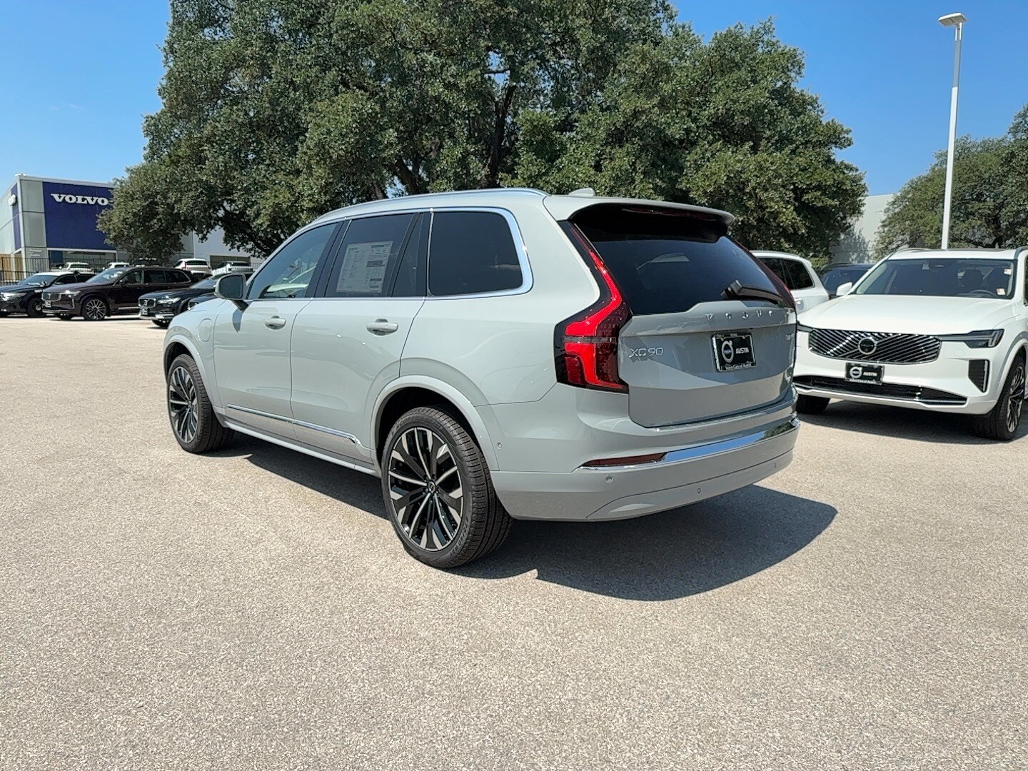 2025 Volvo XC90 T8 Plus photo 2