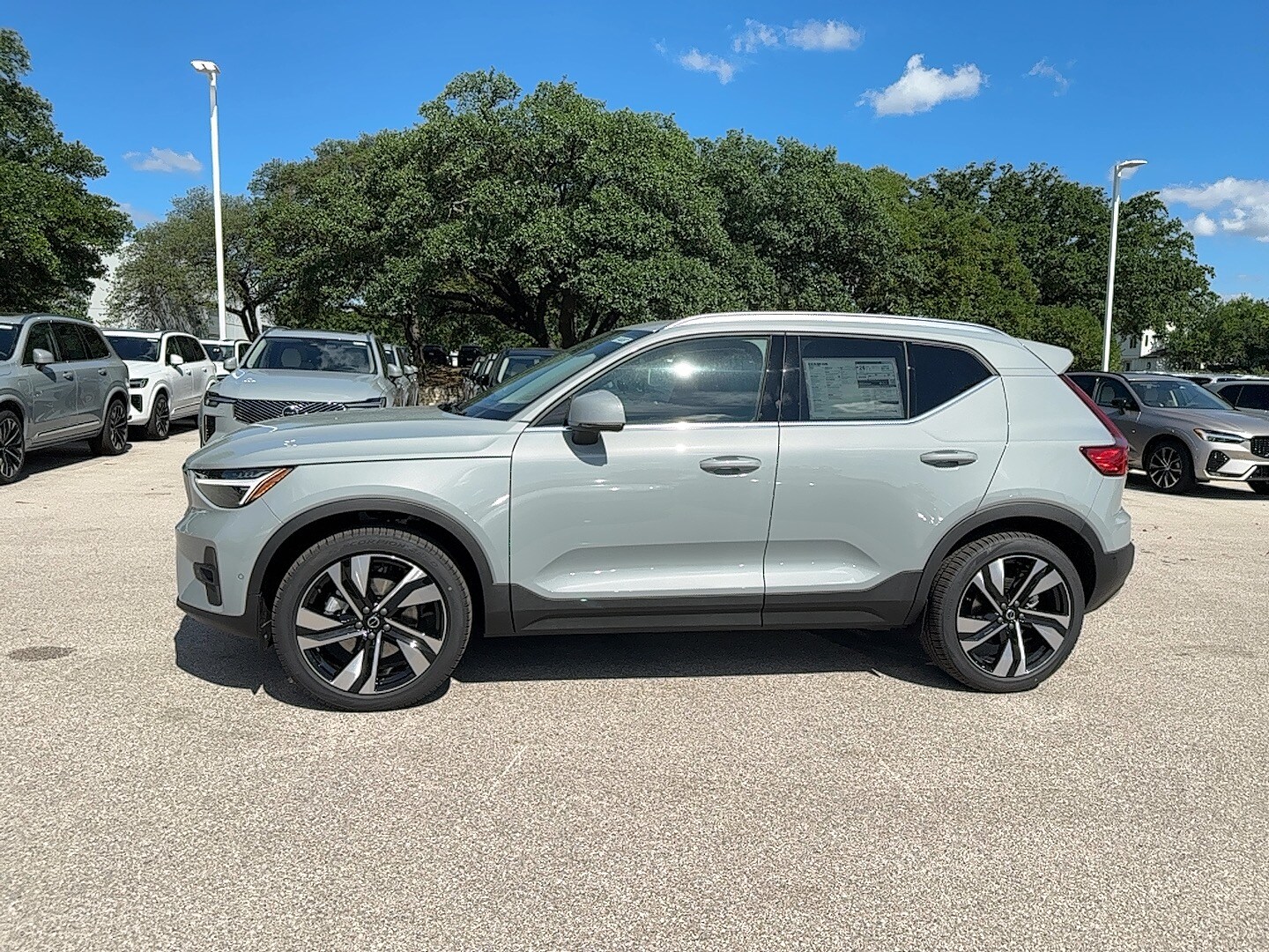 2025 Volvo XC40 photo 3