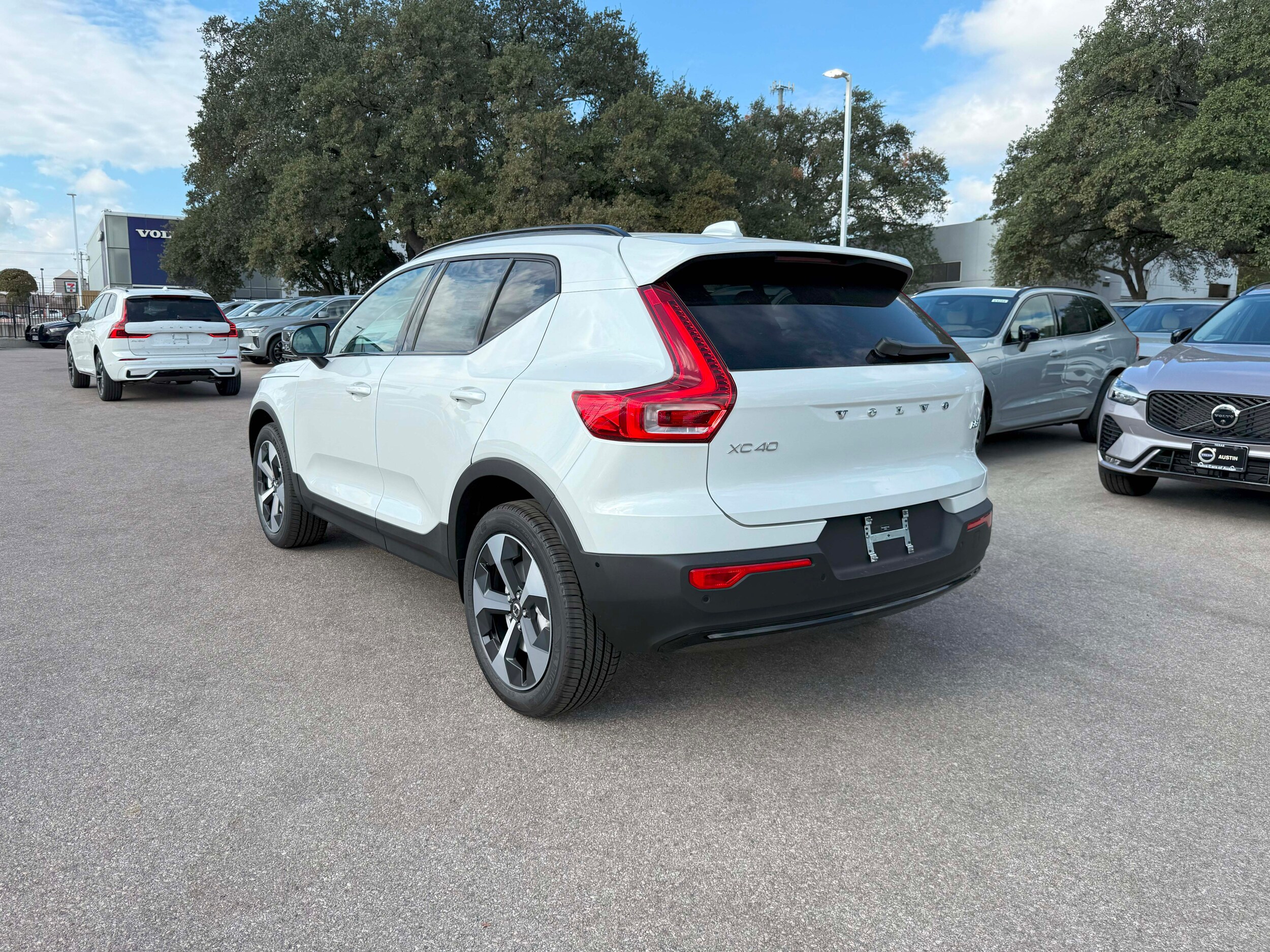 2026 Volvo XC40 Plus photo 4