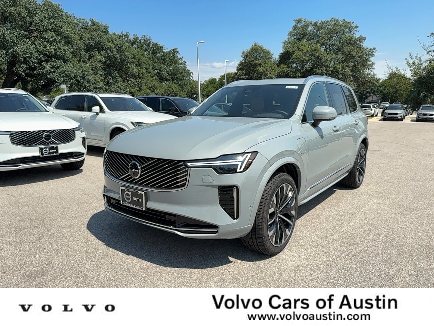 2025 Volvo XC90 Plus's photo