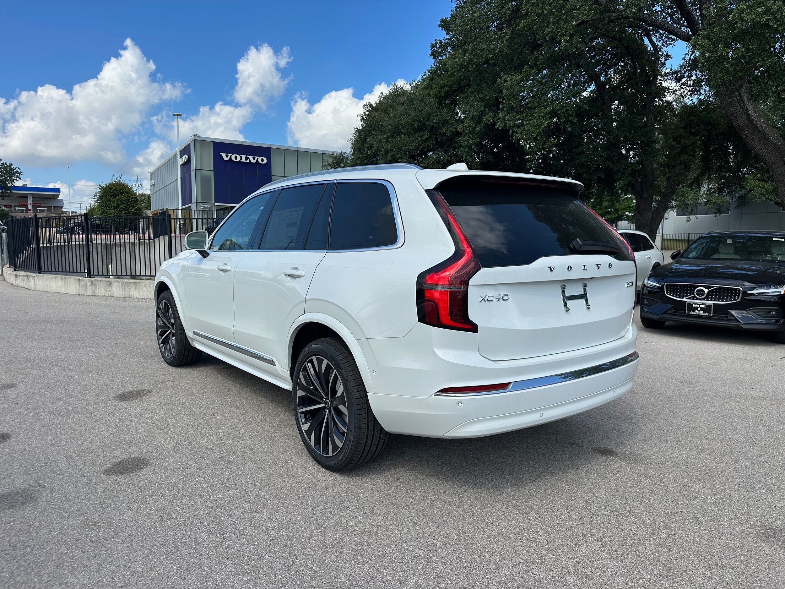 2026 Volvo XC90 B5 Plus photo 3