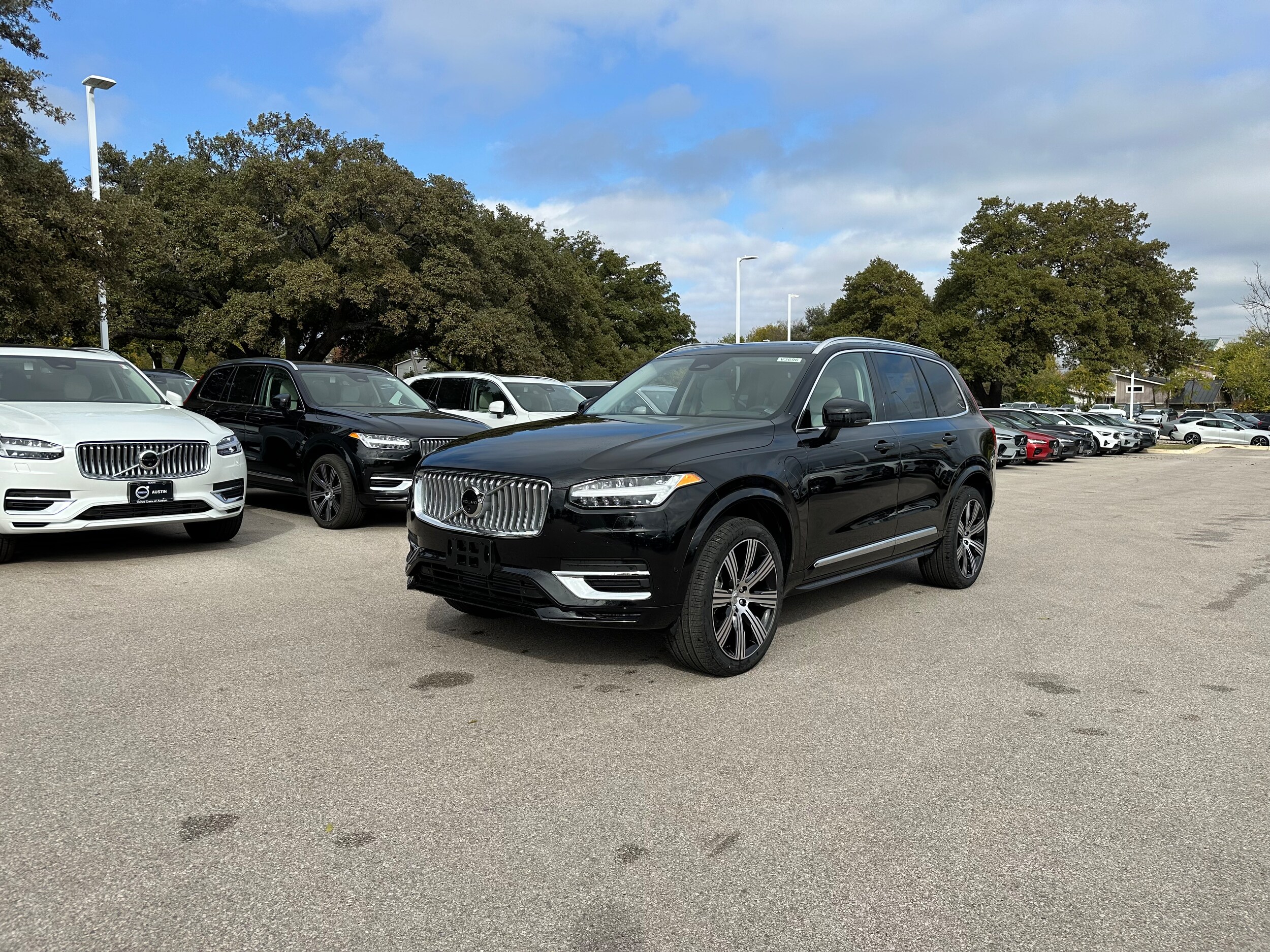 2025 Volvo XC90 Plus T8 AWD photo 2