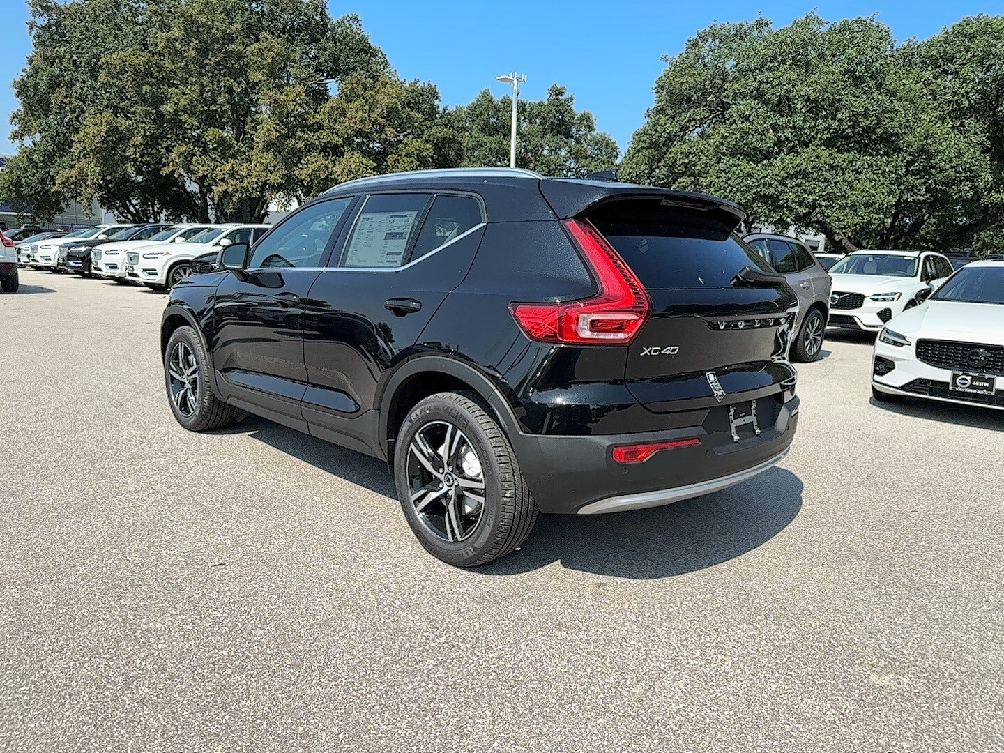 2025 Volvo XC40 Core photo 3
