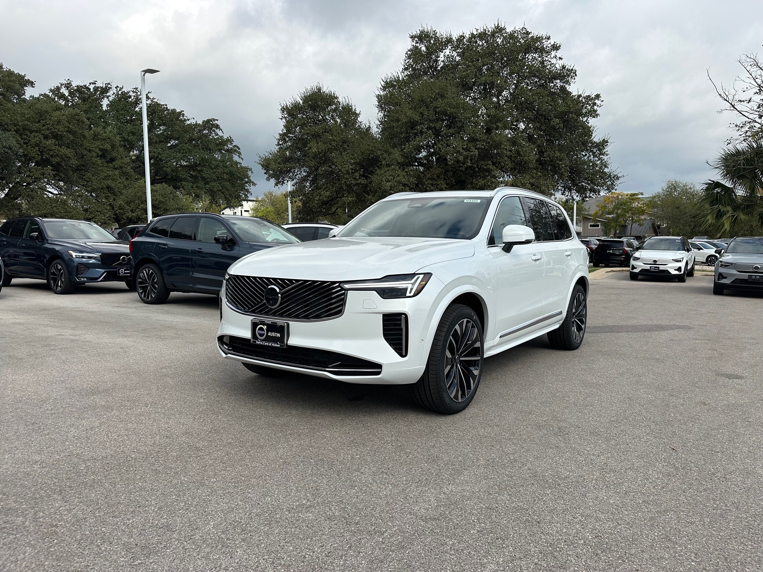 2026 Volvo XC90 Plus photo 2