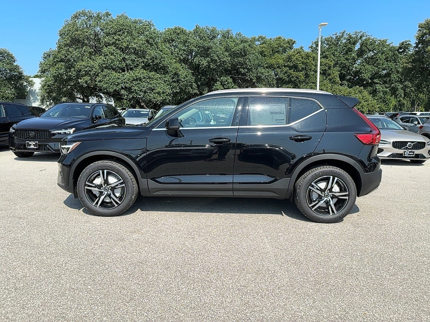 2025 Volvo XC40 Core photo 2