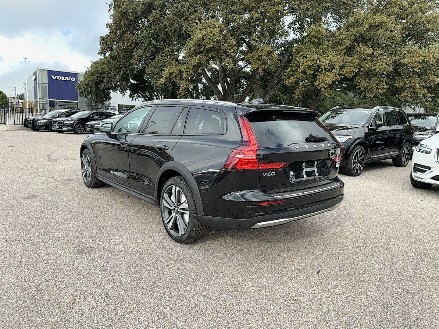2025 Volvo V60 Cross Country Plus B5 AWD photo 4