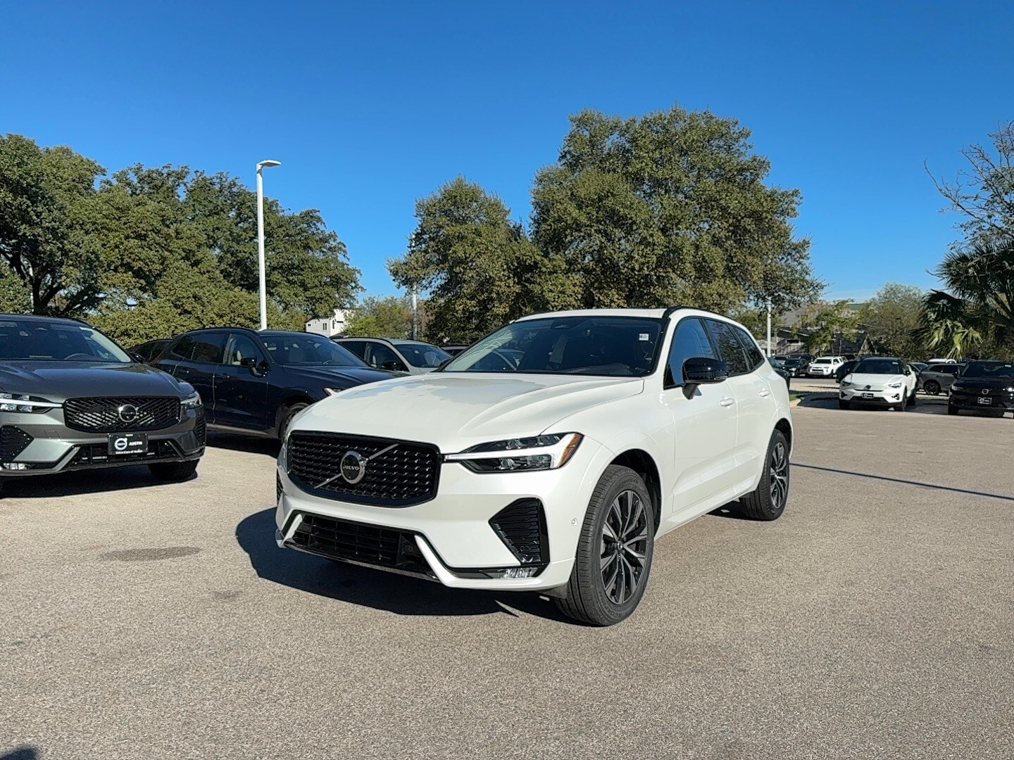 2025 Volvo XC60 B5 Plus photo 2