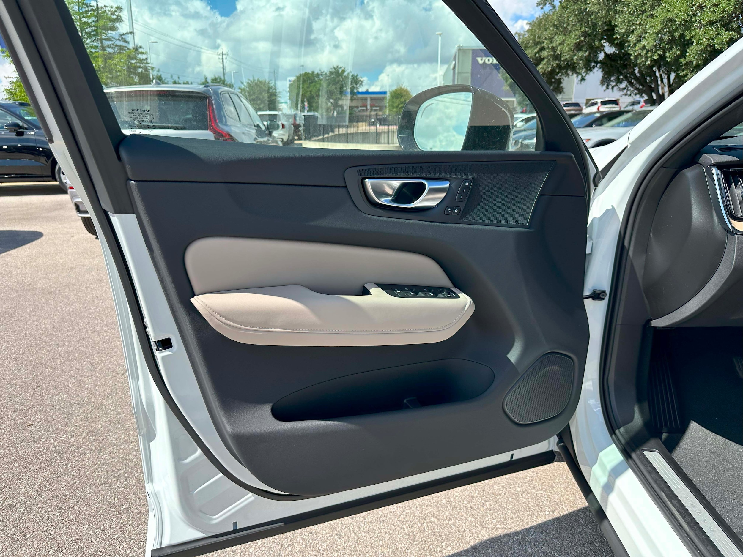 2026 Volvo XC60 Plus - Photo 9