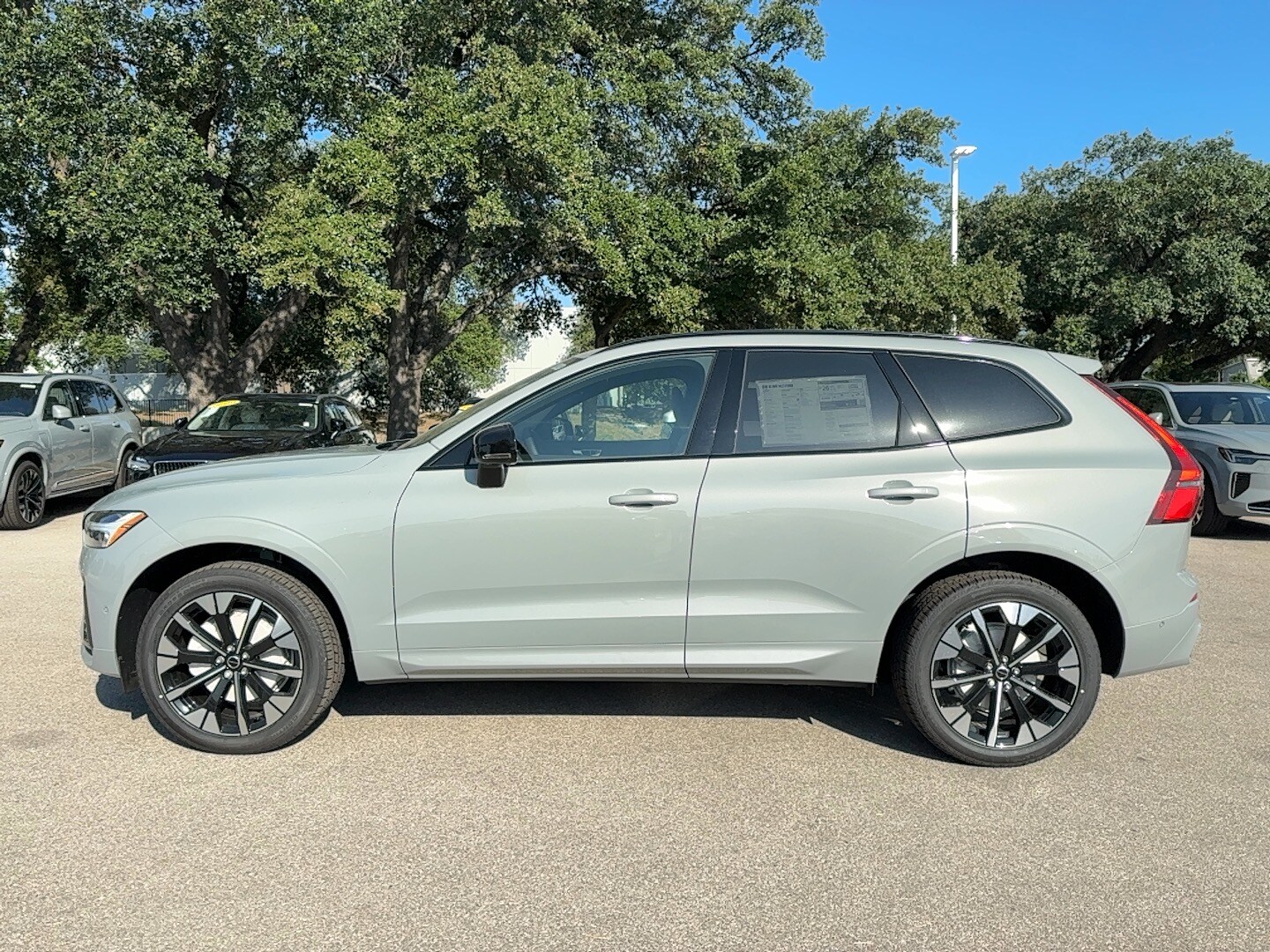 2026 Volvo XC60 Plus B5 photo 3