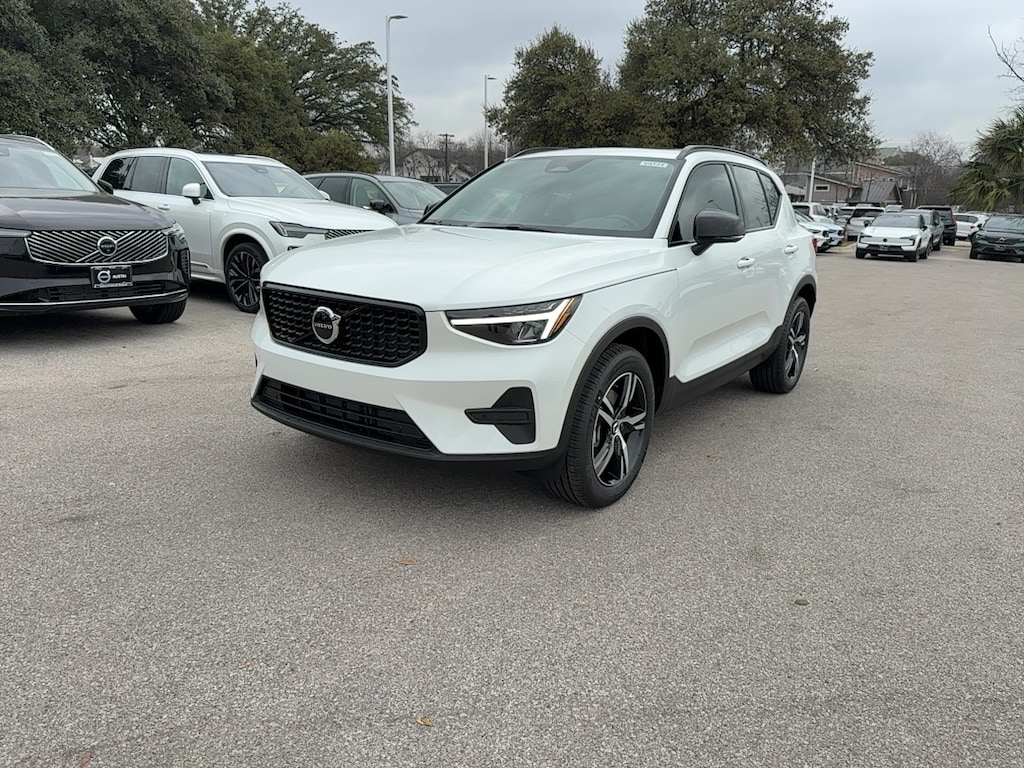 New 2026 Volvo XC40 B4 Core SUV