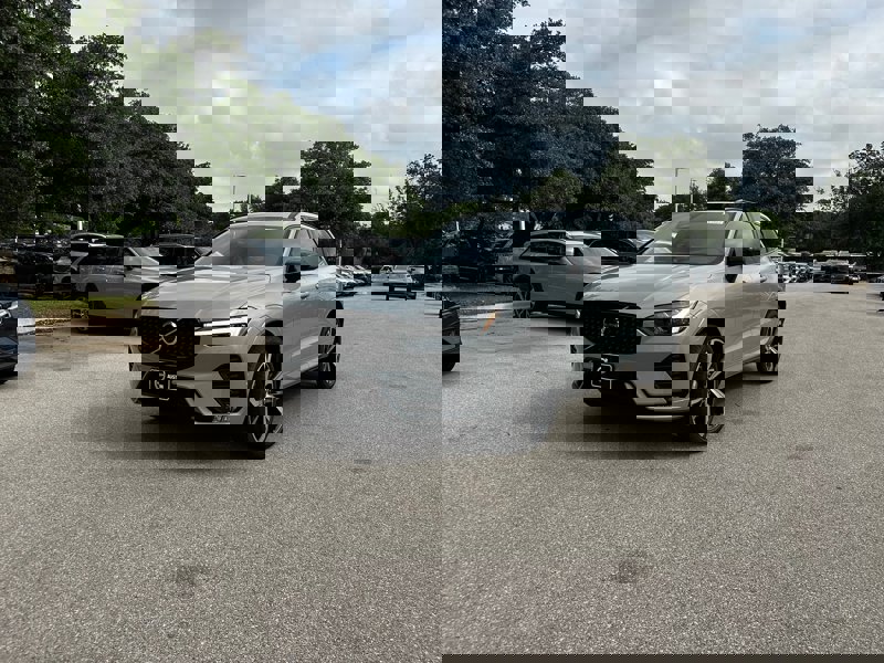 2025 Volvo XC60 B5 photo 2