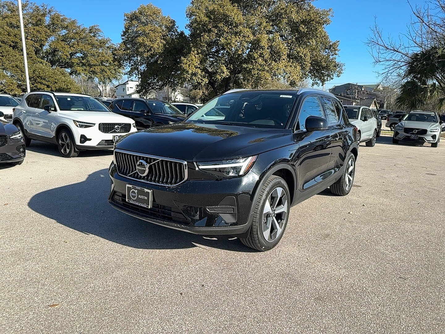 2025 Volvo XC40 Core photo 2