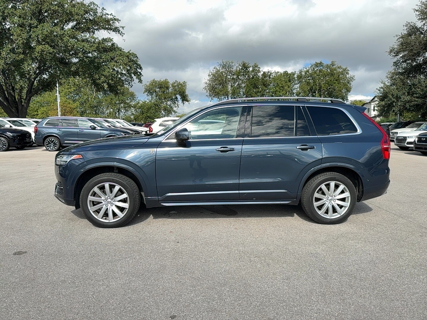 2018 Volvo XC90 T5 Momentum photo 3