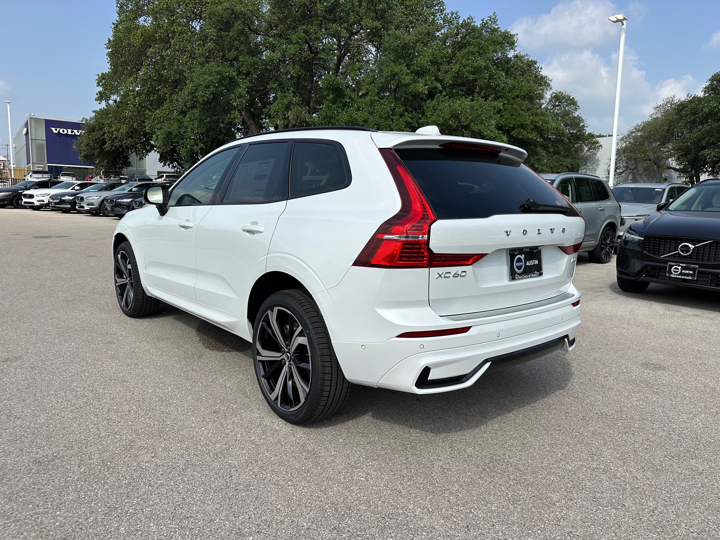 2025 Volvo XC60 B5 photo 3