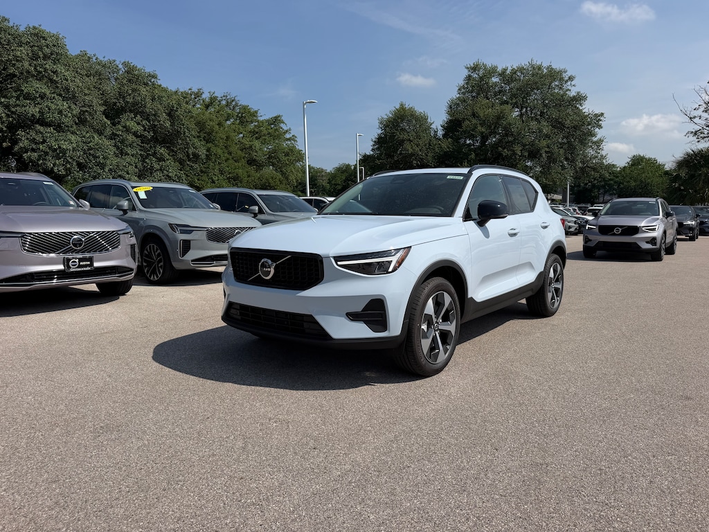New 2026 Volvo XC40 B4 Core SUV