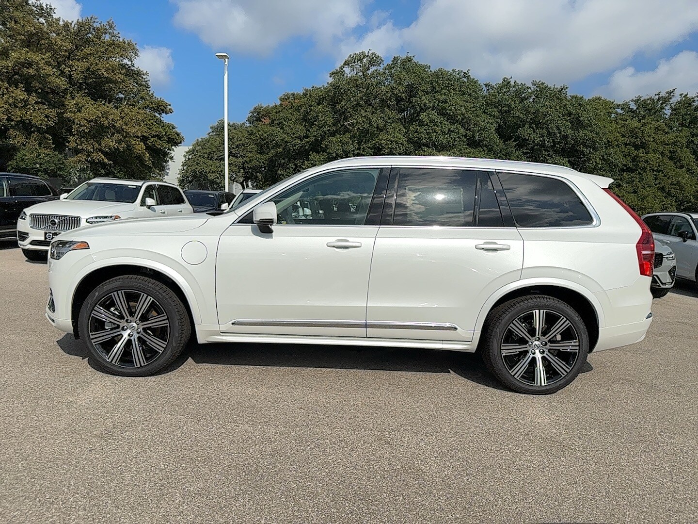 2025 Volvo XC90 Core T8 AWD photo 3