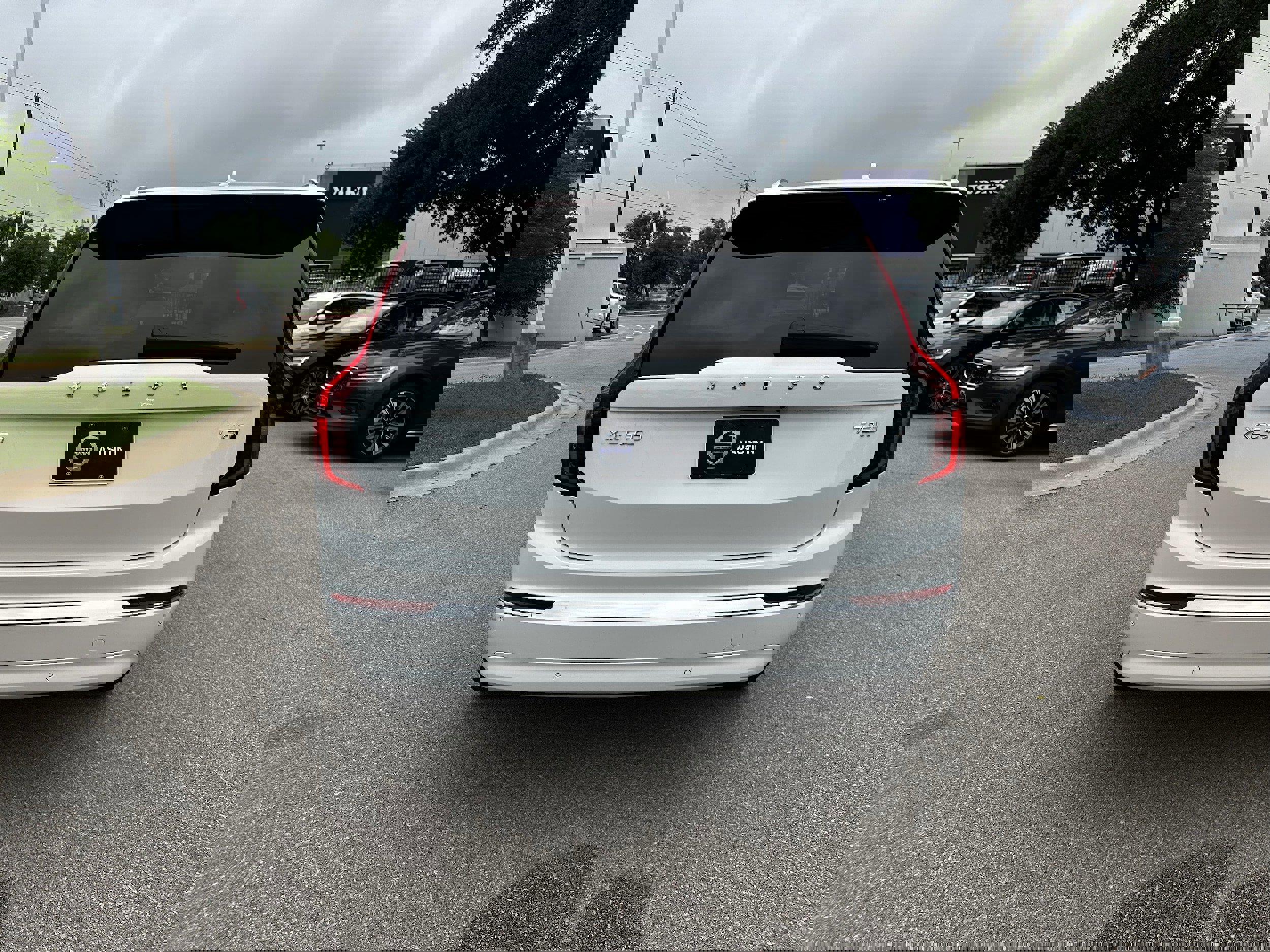 2025 Volvo XC90 T8 photo 2
