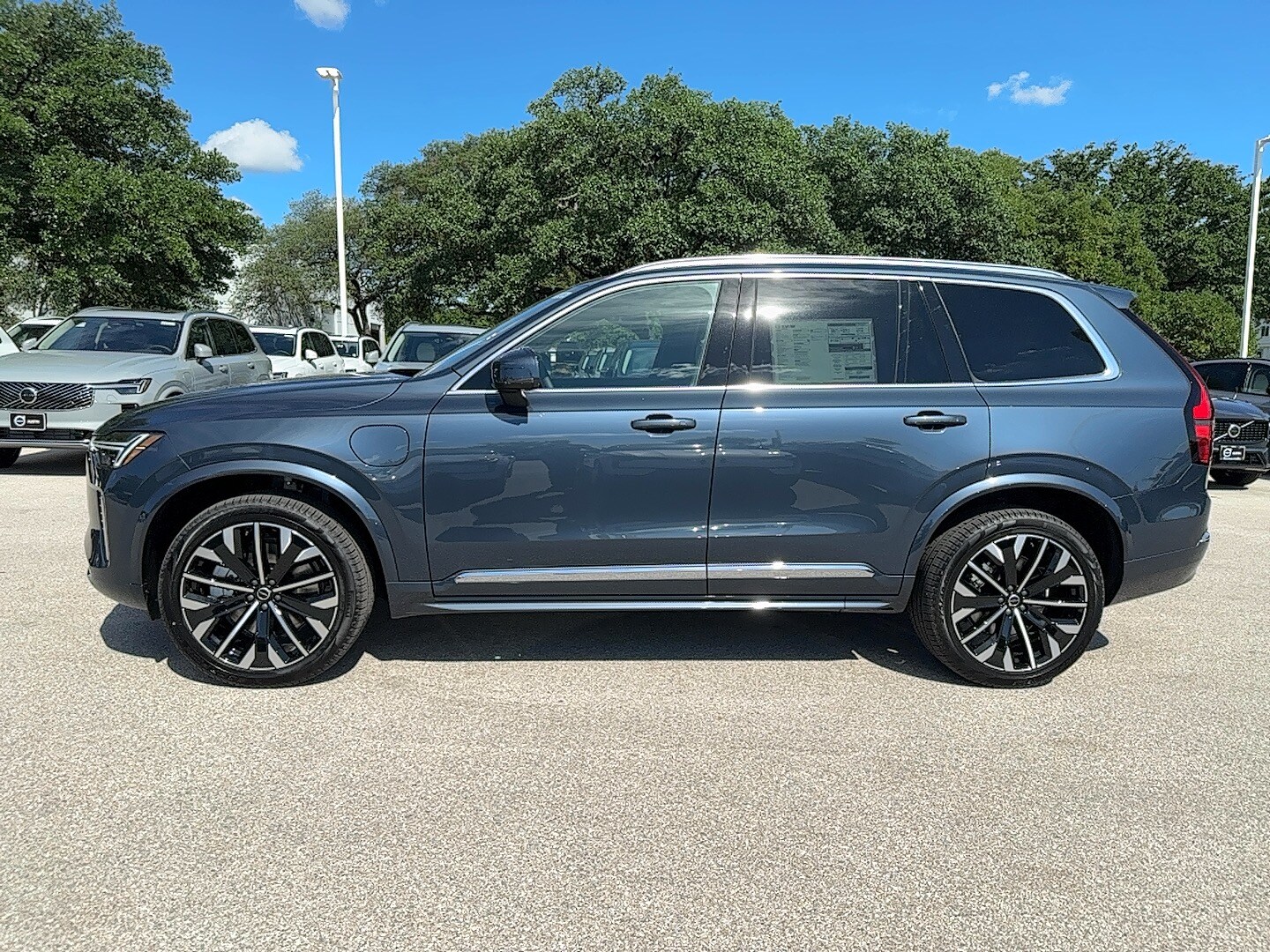 2025 Volvo XC90 Core T8 photo 3